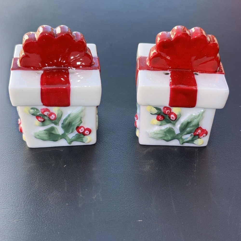 Pfaltzgraff Winterberry Christmas 2 Mini Gifts Salt and Pepper Shaker 4 Pieces